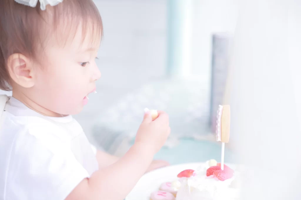 PhotoStudioLiange（リアンジュ湘南）のスマッシュケーキを用いた誕生日記念撮影・1歳の誕生日写真（ファーストバースデーフォト）や、4歳5歳10歳の成長記録まで