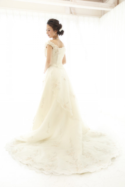 PhotoStudioLiange（リアンジュ湘南）のウェディングフォト・結婚式前撮りのブライダル写真撮影での貸し出しドレス*７号　ベリシマフラワー